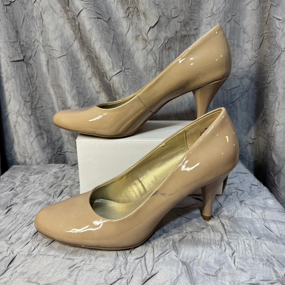 Bandolino Courteous Nude Beige Patent Round Toe Kitten Heel Pumps Womens Size 6M